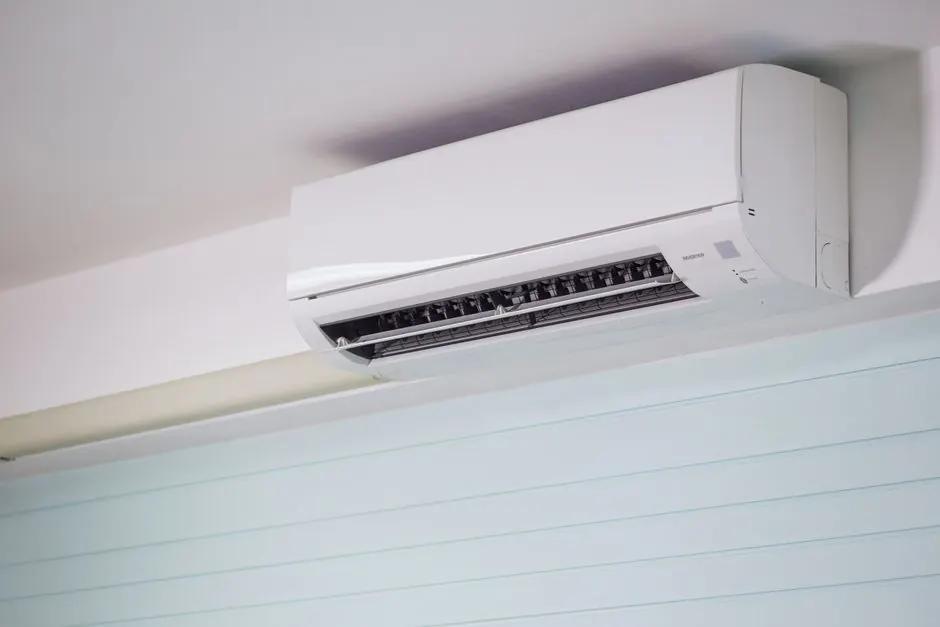 Wall-mounted indoor air conditioning unit in an interior space